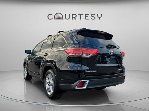 Used 2017 Toyota Highlander Limited w/ Carpet Mat Package image 3