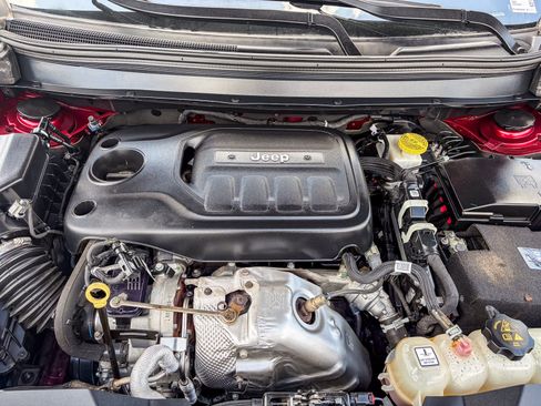 Used 2019 Jeep Cherokee Latitude Plus w/ Cold Weather Group AWD/4WD image 26