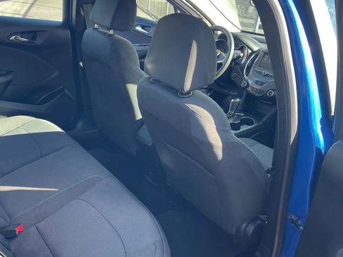 Used 2018 Chevrolet Cruze LT w/ Convenience Package image 9