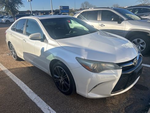 Used 2016 Toyota Camry LE image 3