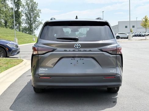 Used 2025 Toyota Sienna XLE FWD image 10