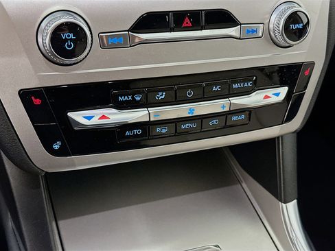 Used 2022 Ford Explorer XLT w/ Equipment Group 202A image 24