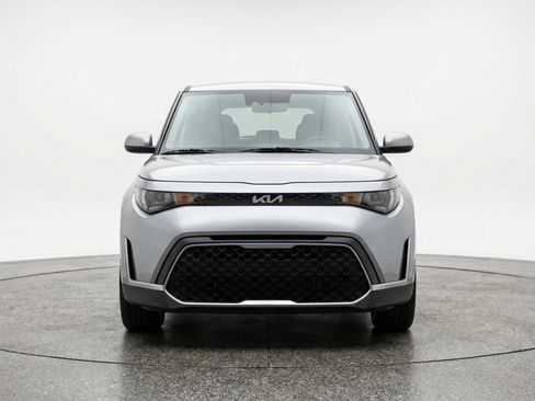Used 2025 Kia Soul LX w/ LX Technology Package FWD image 2