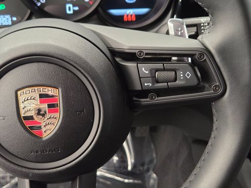 Certified 2025 Porsche Macan AWD/4WD image 19