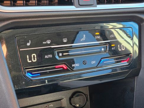 Certified 2025 Volkswagen Taos SE w/ Panoramic Sunroof Package FWD image 21