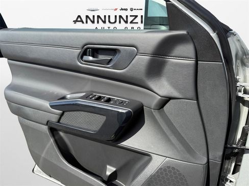 New 2025 Nissan Pathfinder SV image 28