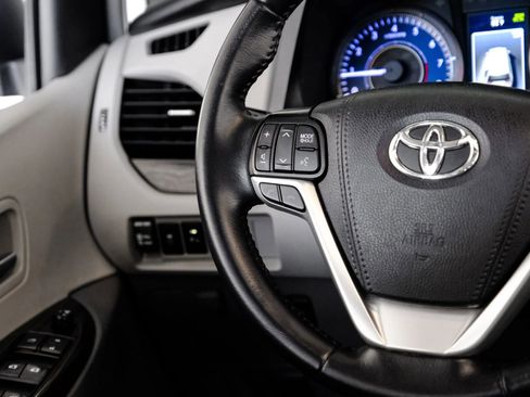 Used 2019 Toyota Sienna XLE w/ XLE Navigation Package image 17