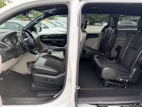Used 2019 Dodge Grand Caravan SXT FWD image 9