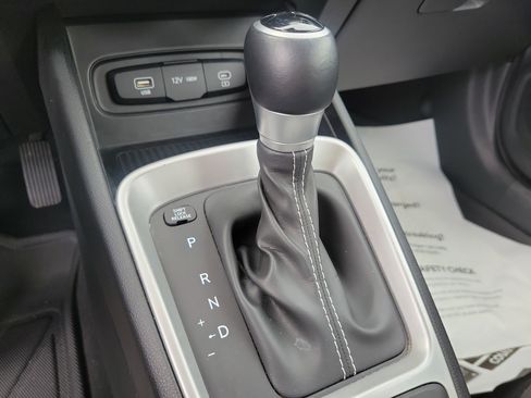 Used 2023 Hyundai Venue SEL image 27