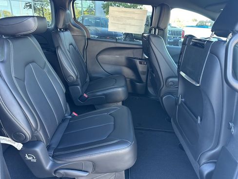 New 2026 Chrysler Pacifica Select image 48