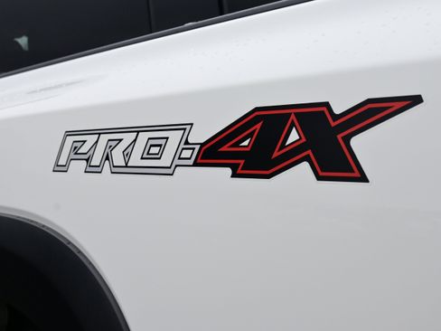 Certified 2022 Nissan Frontier PRO-4X image 9
