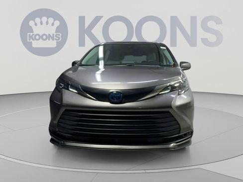 Used 2024 Toyota Sienna LE FWD image 4