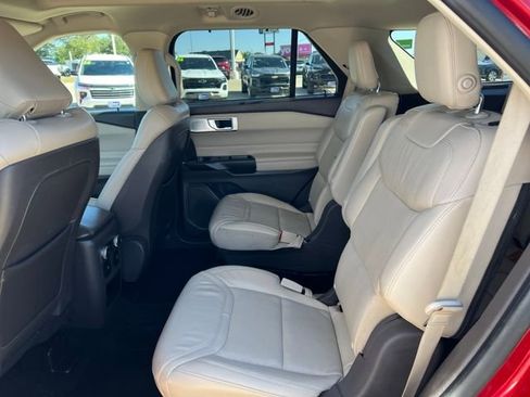 Used 2020 Ford Explorer Platinum w/ Premium Technology Package image 16