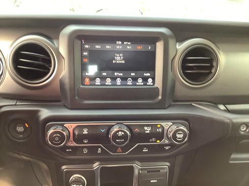 Certified 2023 Jeep Gladiator Sport AWD/4WD image 12