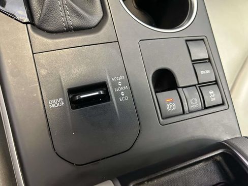 Used 2024 Toyota Highlander XLE FWD image 24