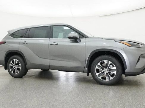 New 2026 Toyota Highlander XLE image 28