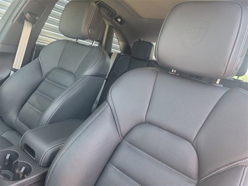 Used 2025 Porsche Macan image 5