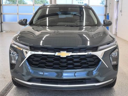 Used 2025 Chevrolet Trax LT w/ LT Convenience Package FWD image 3
