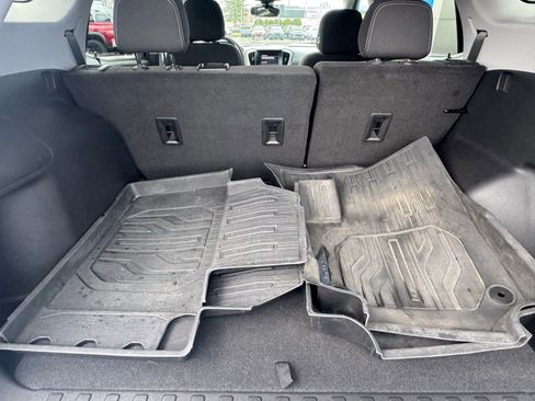 Used 2022 GMC Terrain SLE image 29