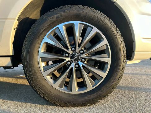 Used 2017 Lincoln Navigator Select RWD image 30