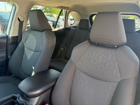 Used 2021 Toyota RAV4 XLE w/ Convenience Package FWD image 11
