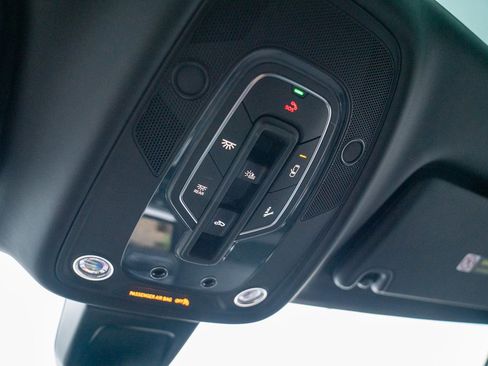 Used 2022 Bentley Bentayga image 23