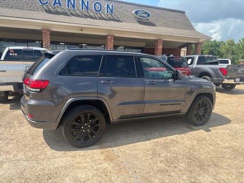 Used 2018 Jeep Grand Cherokee Altitude AWD/4WD image 5