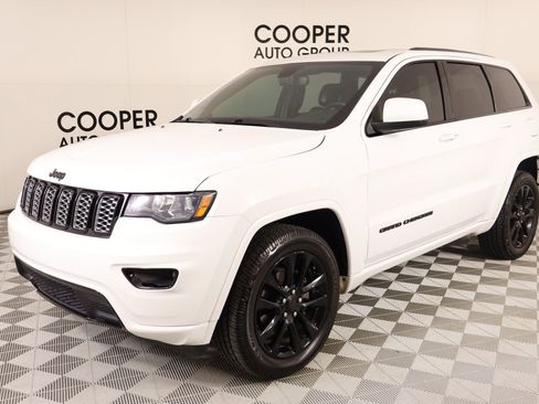 Used 2018 Jeep Grand Cherokee Altitude image 11