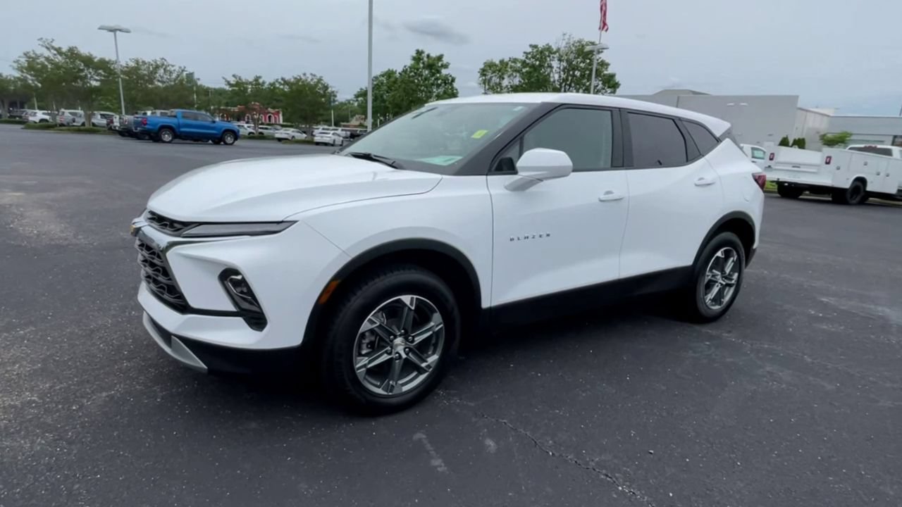 Used 2025 Chevrolet Blazer LT FWD image 4