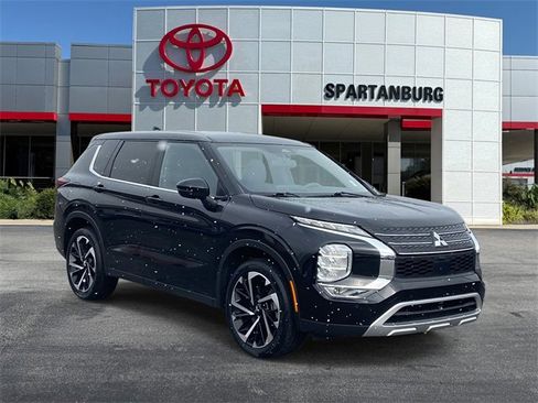 Used 2024 Mitsubishi Outlander SE image 1