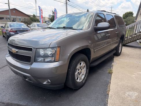 Used 2009 Chevrolet Suburban LT w/ Convenience Package 1 AWD/4WD image 4