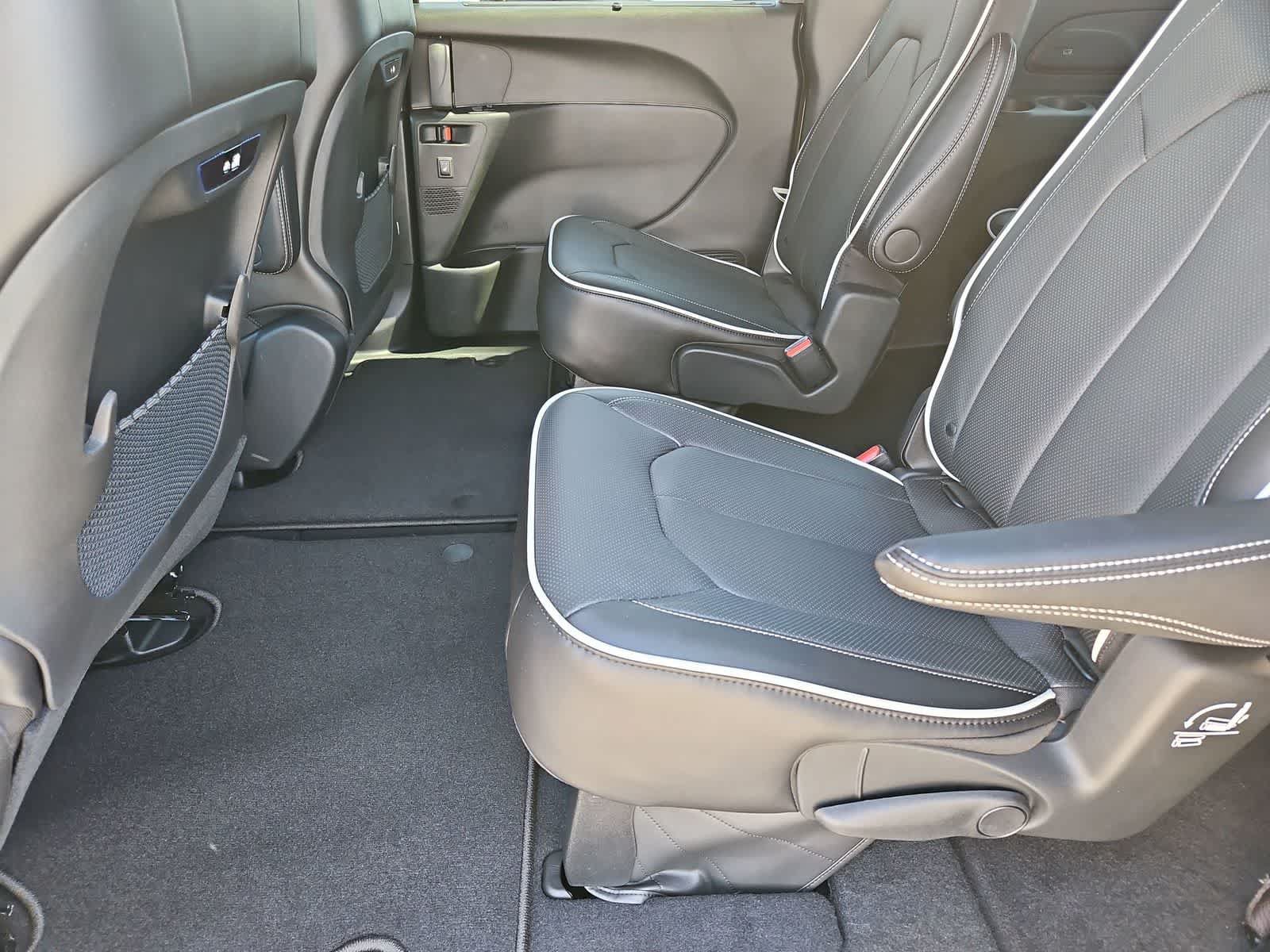 New 2026 Chrysler Pacifica Limited w/ S Appearance Package AWD/4WD image 19