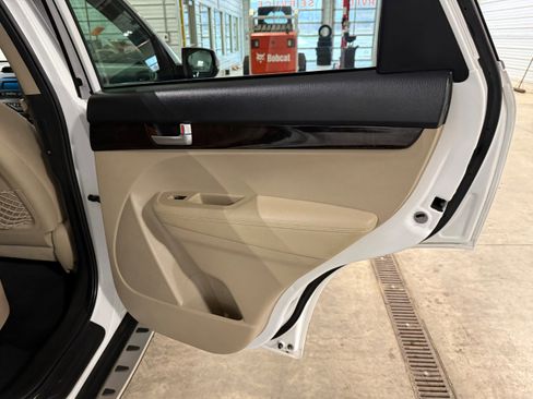 Used 2014 Kia Sorento LX image 15