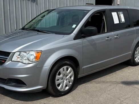 Used 2018 Dodge Grand Caravan SE w/ UConnect Hands-Free Group FWD image 5