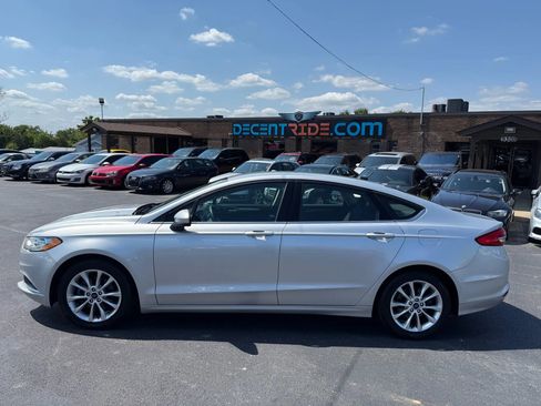 Used 2017 Ford Fusion SE w/ Fusion SE Technology Package image 6