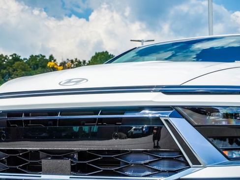 Certified 2025 Hyundai Sonata SEL FWD image 2