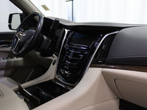 Used 2019 Cadillac Escalade Luxury image 37
