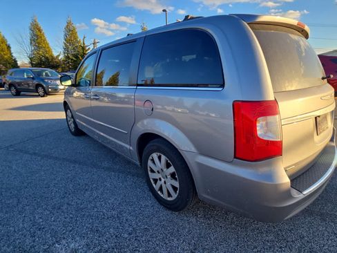 Used 2016 Chrysler Town & Country Touring image 2