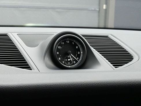 Used 2025 Porsche Macan image 12