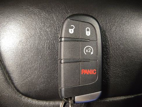 Used 2020 Jeep Cherokee Trailhawk image 32