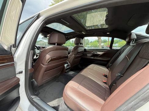 Used 2017 BMW 750i RWD image 11
