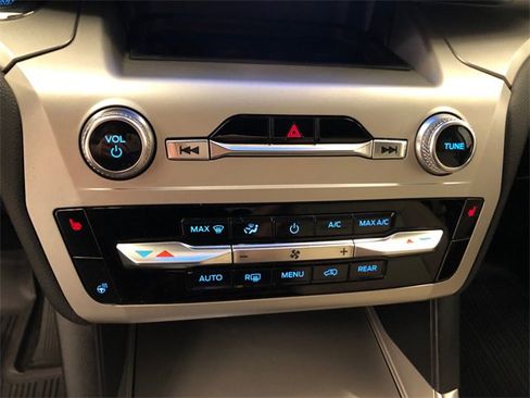 Used 2022 Ford Explorer XLT w/ Equipment Group 202A image 22