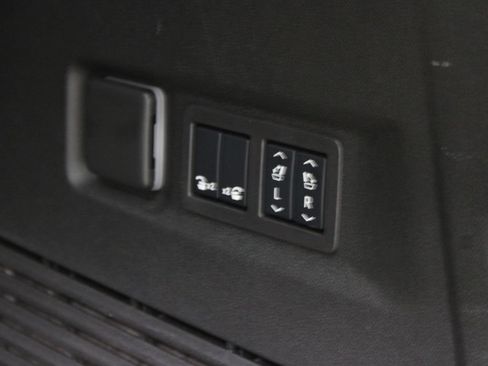 Used 2025 GMC Yukon XL Denali AWD/4WD image 46