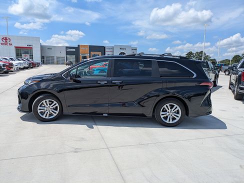 Certified 2023 Toyota Sienna XSE image 4