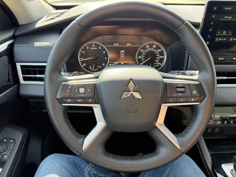 Used 2025 Mitsubishi Outlander SE FWD image 12