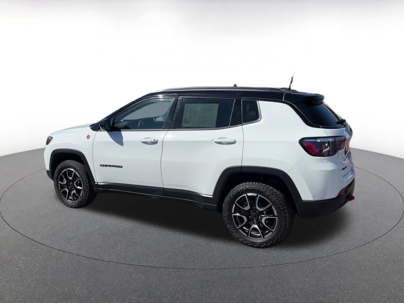 Used 2026 Jeep Compass Trailhawk AWD/4WD image 9