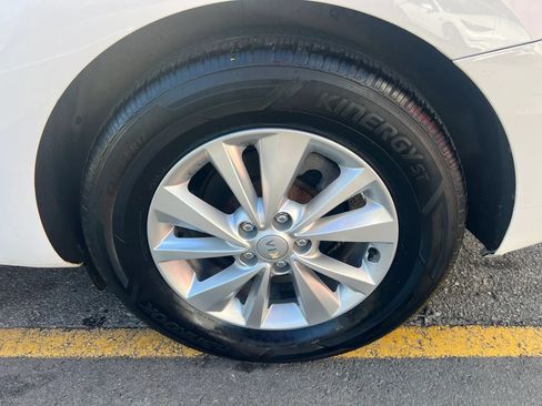 Used 2017 Kia Sedona LX w/ LX Essentials Premium Package FWD image 11