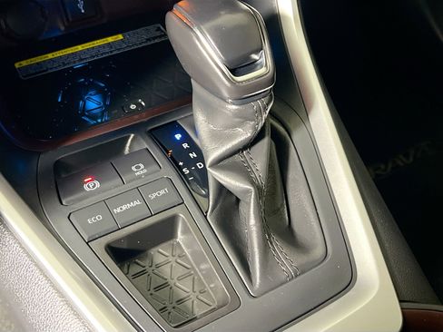 Used 2021 Toyota RAV4 Limited image 25