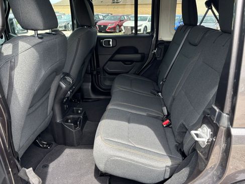 Used 2025 Jeep Wrangler Unlimited Sahara AWD/4WD image 27