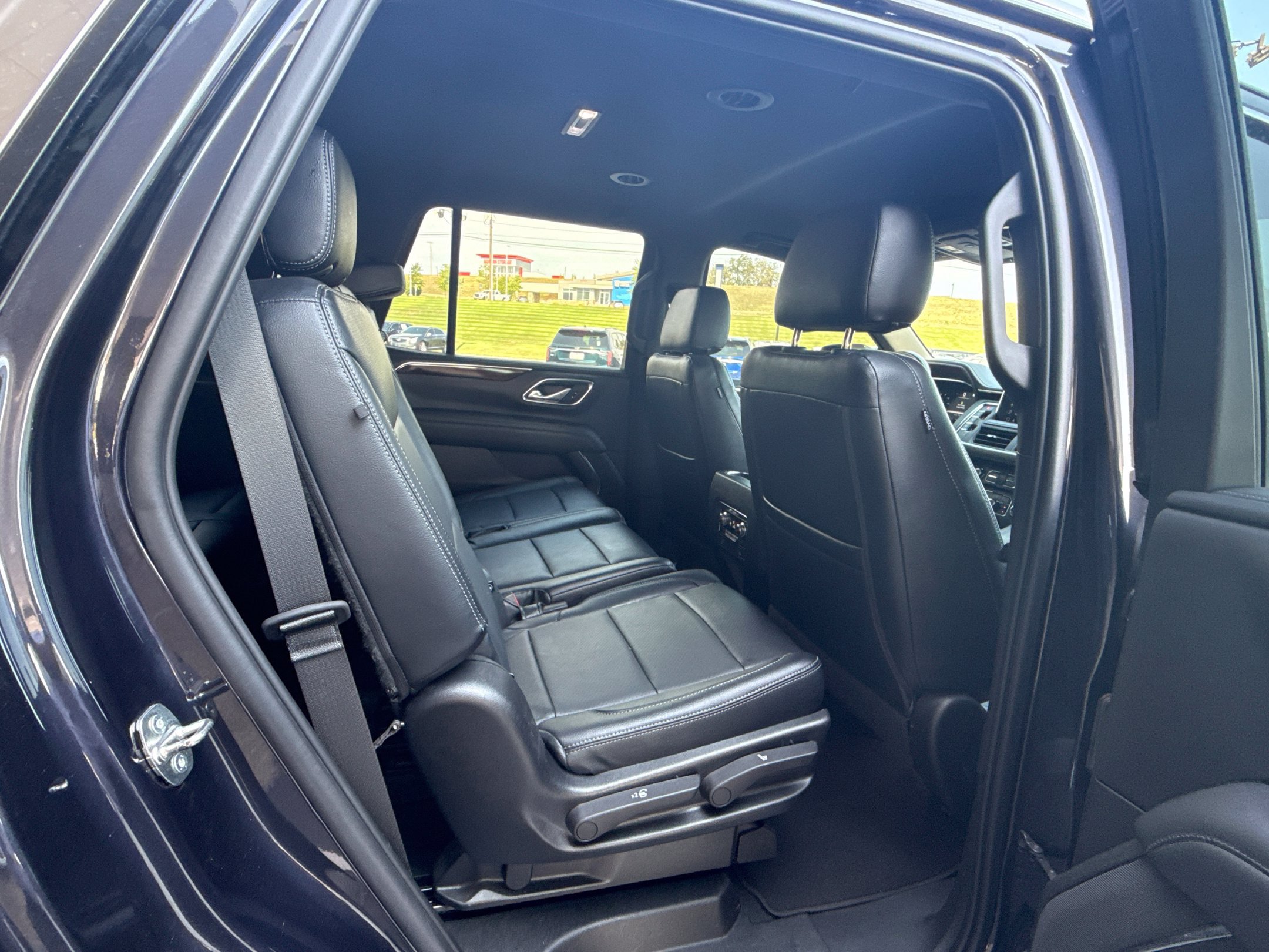 Used 2023 GMC Yukon SLE RWD image 10